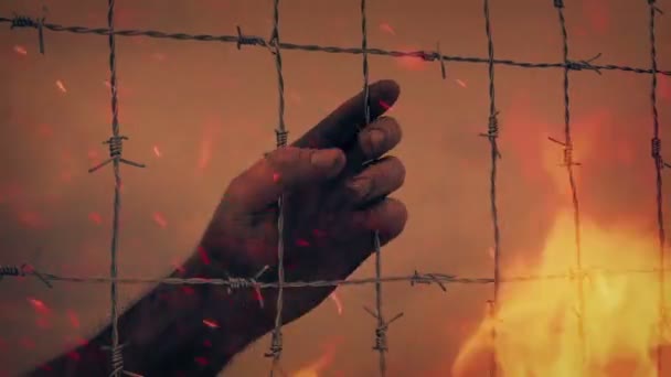 炎の中で手グラブ有刺鉄線劇的なシーン — ストック動画