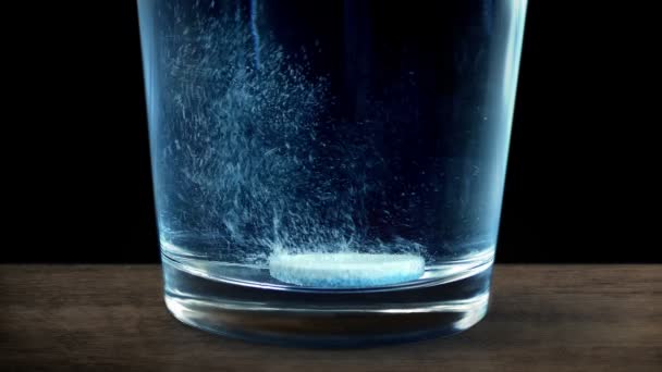 Medische Pil Fizzen Glas Water — Stockvideo