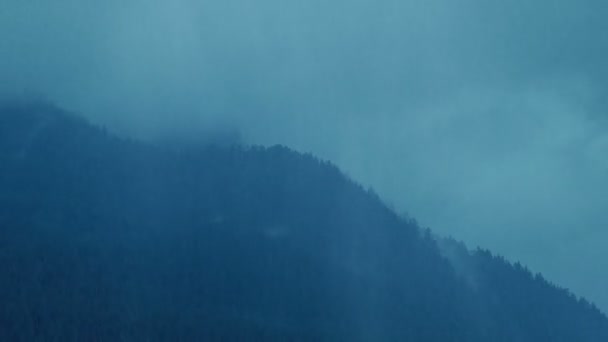 云雾山景下的暴雨 — 图库视频影像