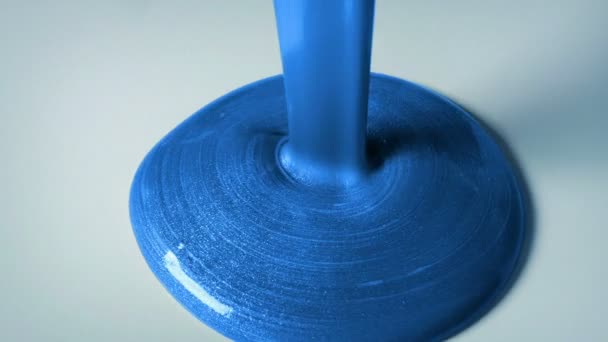 Sparkly Blue Paint Gießen Nahaufnahme — Stockvideo