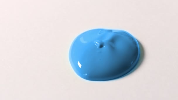 Big Blue Blob Cae Sobre Superficie Blanca — Vídeo de stock