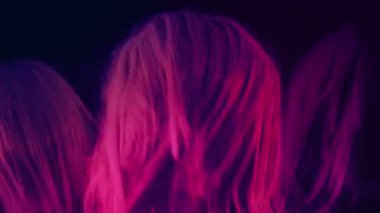 Metal hayranları Kafalarını Renkli Işıklarda Sallıyor