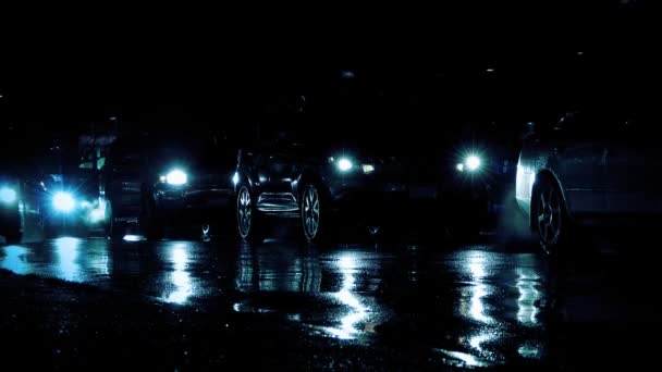 Voitures Conduire Passé Sur Nuit Pluvieuse Ville — Video