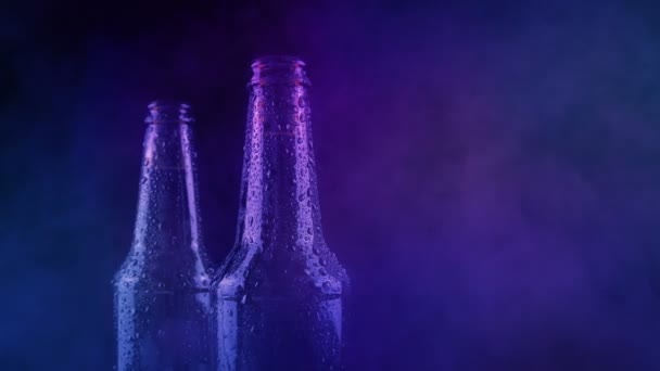 Garrafas Cerveja Abertas Suando Festa — Vídeo de Stock