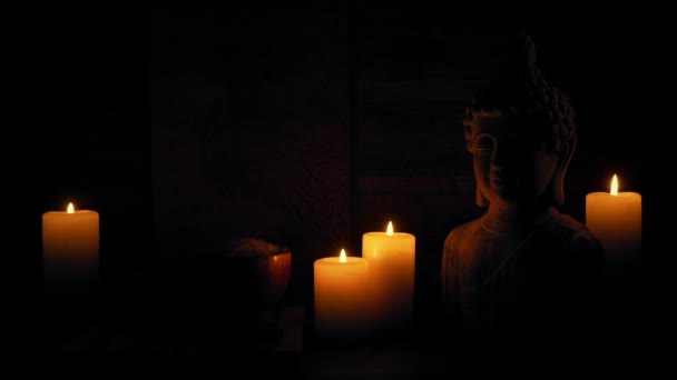 Candele Pacifiche Figura Buddha Nel Tempio Oscuro — Video Stock