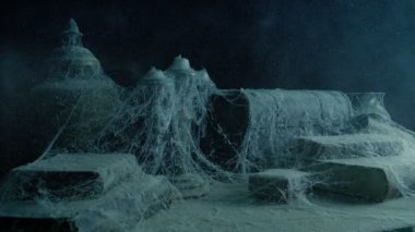 Eski Binadaki Masa Çevresinde Toz Dönüyor