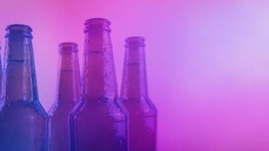 Partide terli soğuk bira şişeleri