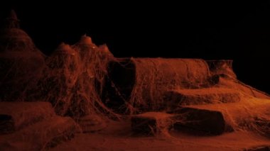 Terk Edilmiş Eski Konak Masası Ateş Işığında