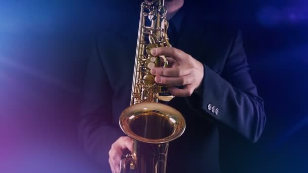 Mann Spielt Saxofon Frontansicht Mit Lichterketten — Stockvideo