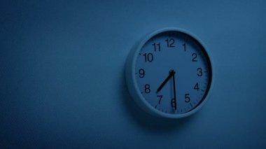 7.30 Karanlıktaki Duvar Saati