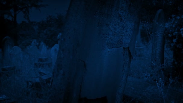 Decadente Lápida Vieja Cementerio Por Noche — Vídeos de Stock