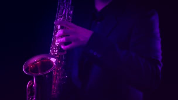 Mens Speelt Saxofoon Het Podium Kleurrijke Lichten — Stockvideo