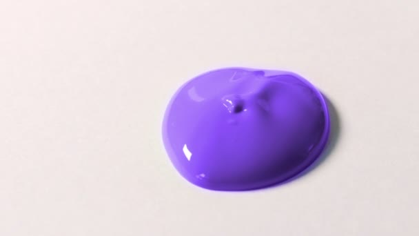 白い表面に大きな紫色のブロブの滝 — ストック動画
