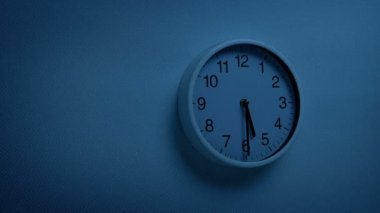 5.30 Karanlıktaki Saat