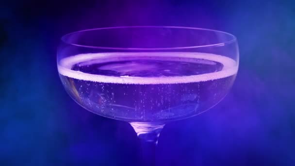 光と煙の中でパーティーでシャンパンのガラス — ストック動画