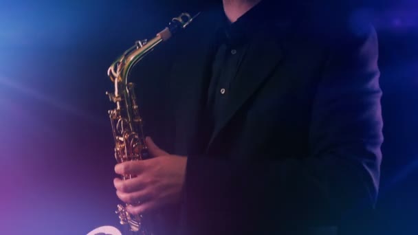 Энергичный Джазовый Саксофонист Играет Светящимися Огнями Сцены — стоковое видео
