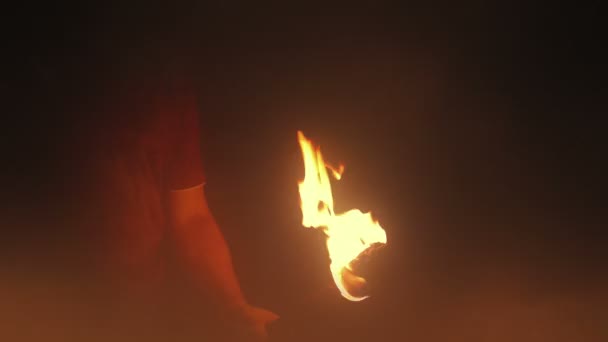 Man Lights Torch ในหมอกในเวลากลางค — วีดีโอสต็อก