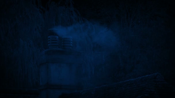 Chimney晚上在农村地区吸烟 — 图库视频影像