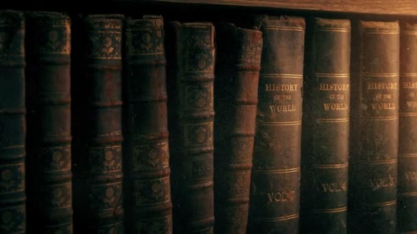 Sıcak Işıkta Toz Parçacıkları Olan Eski Kitaplar Geçiyor — Stok video