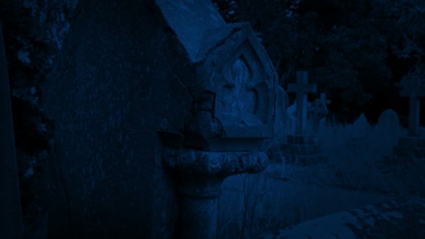 Passage Une Vieille Pierre Tombale Dans Cimetière Nuit — Video