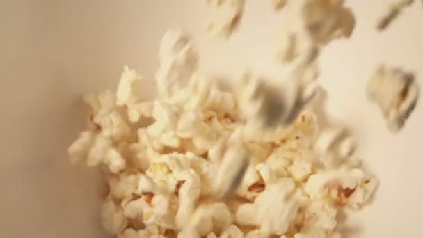 Popcorn Füllt Schüssel Großaufnahme — Stockvideo