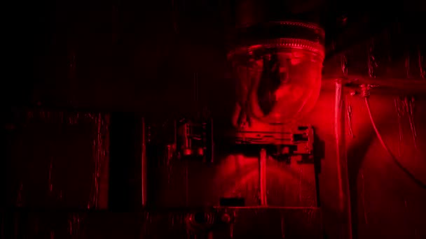 Κόκκινο Βιομηχανικό Φως Λάμψεις Στον Τοίχο Looped Shot — Αρχείο Βίντεο