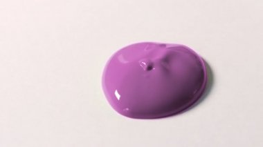 Mor Boya Damlası Beyaz Yüzeye Düşüyor