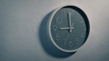 Duvardaki Saat 9 'a yaklaşıyor.