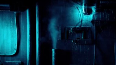 Uzay gemisinde yanıp sönen mavi ışık ve borular