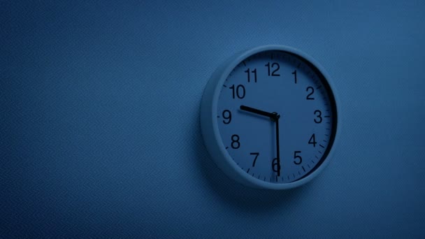 30暗闇の中の壁の時計 — ストック動画