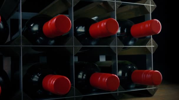 Estante Vino Con Muchas Botellas Tiro Movimiento — Vídeo de stock