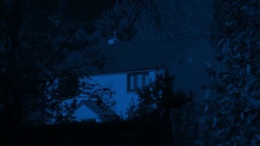 Rüzgarlı bir gecede evin ışığı açık ya da kapalı