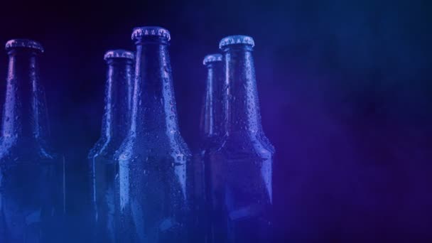 Botellas Cerveza Goteando Luces Fiesta Humo — Vídeo de stock