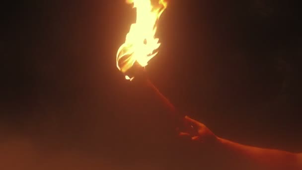Lángoló Fáklyát Sűrű Köd Tartja — Stock videók