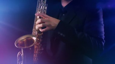 Adam konserde saksafon çalar.