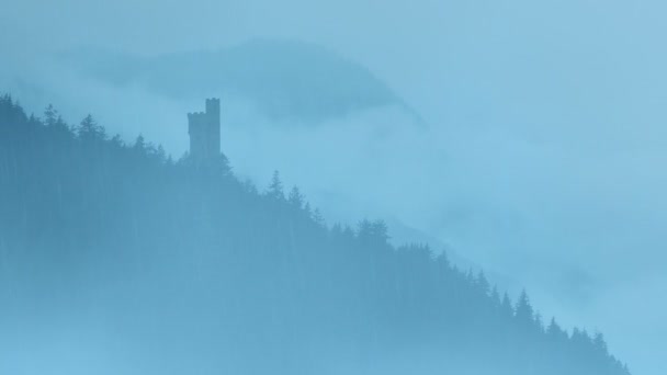 Torre Del Castillo Montaña Niebla Lluvia — Vídeos de Stock