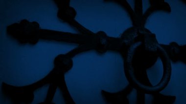 Büyük demir kapı tokmağı Ortaçağ Binası Geceleri