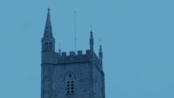 Torre Igreja Com Neve Caindo Noite — Vídeo de Stock
