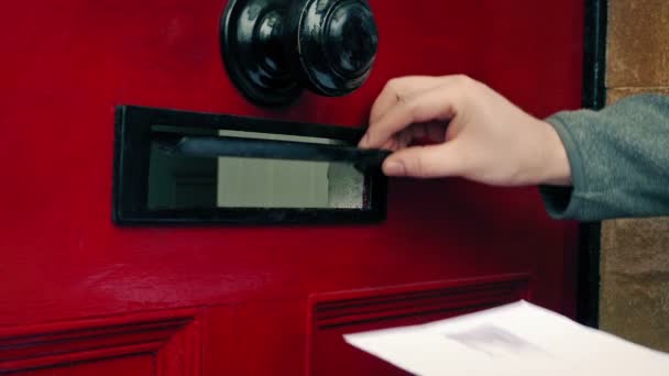 Mann Schreibt Brief Durch Tür Schüsse — Stockvideo
