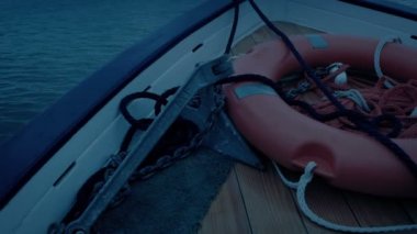 Akşamları yüzüklü teknenin önünde.