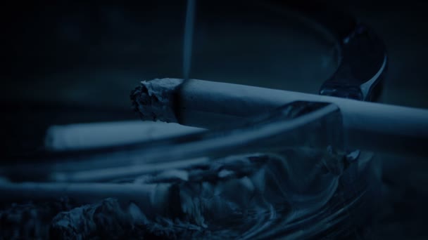 Сигарети Куріння Попелу Лоток Темній Кімнаті — стокове відео