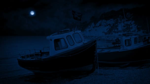 月光下海滩上的渔船 — 图库视频影像