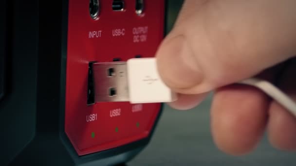 Usb Kabel Wird Eingesteckt Oder Herausgenommen — Stockvideo