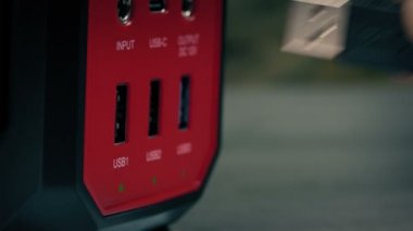 Fişe takılıyor ya da USB kablosunu çıkarıyor