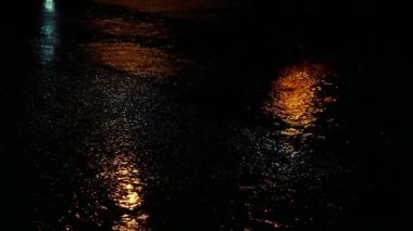 Şehir Işıklı Yol Yağmur Suyuna Yansıyan