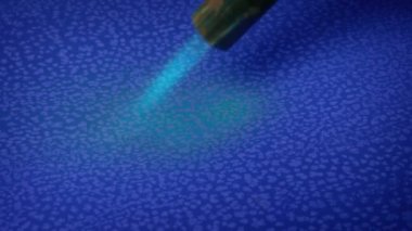 Sanatçı Meşale Kullanarak Sanat Kapanışı Yapıyor