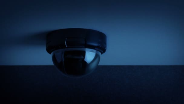 Cctv Plafond Camera Records Het Donker — Stockvideo