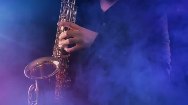 Κόμμα Saxophonist Στον Καπνό Και Πολύχρωμα Φώτα — Αρχείο Βίντεο