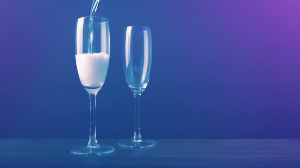 派对上 香槟倒入两杯玻璃杯 — 图库视频影像