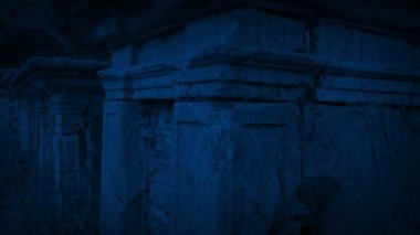 Geceleyin Eski Mahzenler Geçiyor